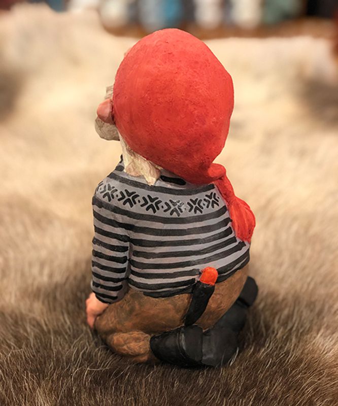 Midthun-nisse sittende på kne