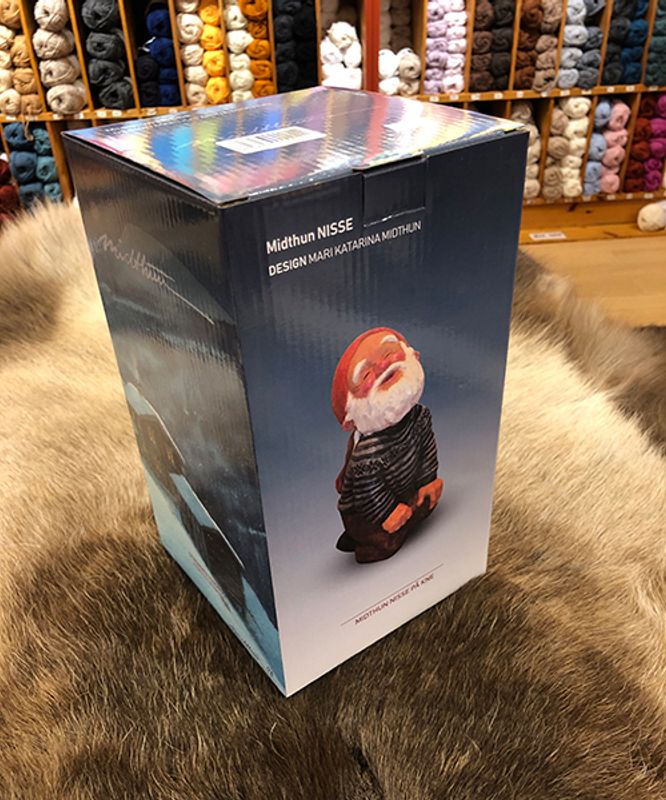 Midthun-nisse sittende på kne