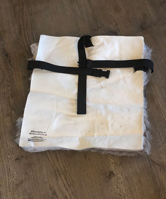 Sitteunderlag av reinsdyrskinn med sele