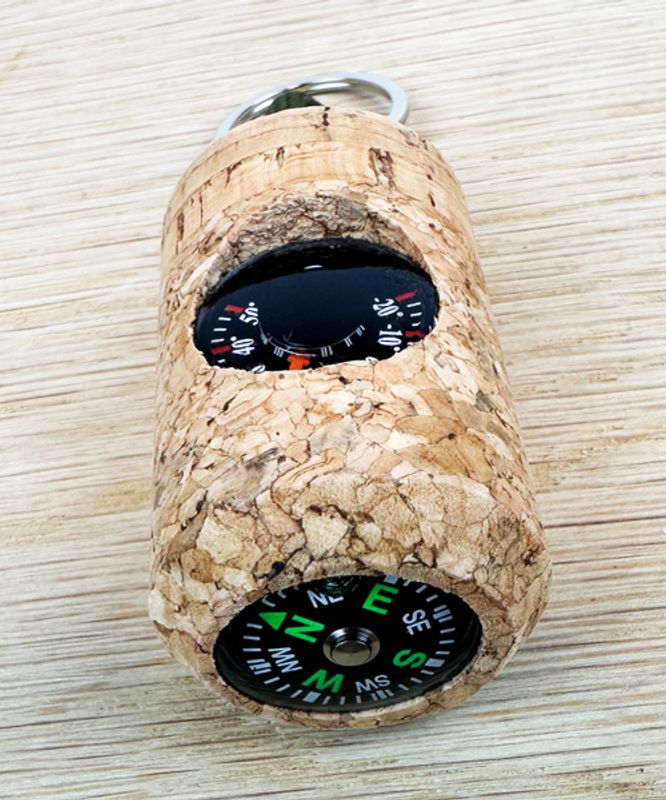 Nøkkelring med termometer og kompass